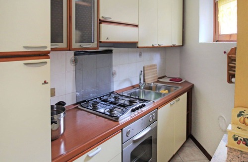 Porto Valtravaglia House | Beautiful villa for 4 guests with TV, terrace and pets allowed