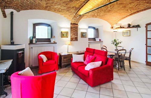 Comignago Villa | Beautiful villa for 5 guests with WIFI, TV and patio