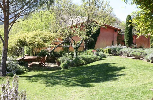 Assisi Villa | Boutique Studio Apartment in Traditional Villa, Swimming Pool, WIFI (Perugino)