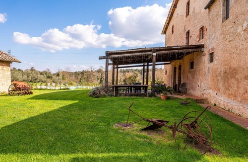 Simignano Apartment | Camera Castello – Agriturismo la Taverna di Celsa with Shared Pool