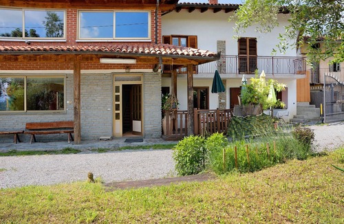 Farigliano Villa | Casa Belvedere with Private Terrace, Garden, A/C & Wi-Fi