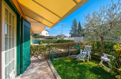 Colombare Apartment | Casa Emma - Garden, Pool and Garage, Sirmione, Italy