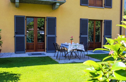 Cannobio Apartment | Casa Mirco: Arancione by Lago Reisen