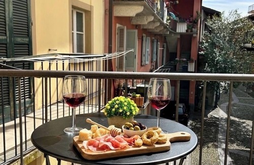 Pallanza Apartment | Casa Renoir: A bright one-bedroom apartment in the historic center of Suna, near the lake and the beach