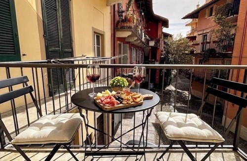 Pallanza Apartment | Casa Renoir: A bright one-bedroom apartment in the historic center of Suna, near the lake and the beach