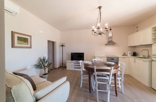 Cavaion Veronese Apartment | 'Casale Dei Sogni Ground Floor' Apartment with Shared Garden, Wi-Fi and Air Conditioning