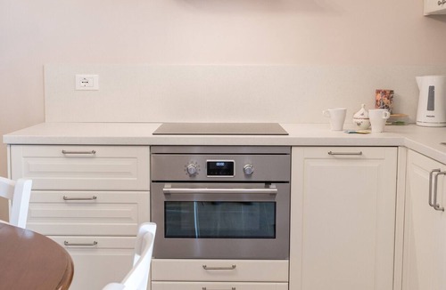 Cavaion Veronese Apartment | 'Casale Dei Sogni Ground Floor' Apartment with Shared Garden, Wi-Fi and Air Conditioning