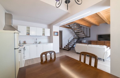 Cavaion Veronese Apartment | 'Casale Dei Sogni Ground Floor' Apartment with Shared Garden, Wi-Fi and Air Conditioning