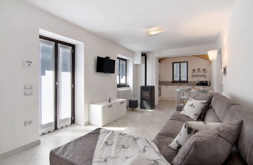 Valtellina Ski Chalet | Chalet Rustico Borgo Vico: Lake View, Terrace, Parking – Cyclists Welcome!