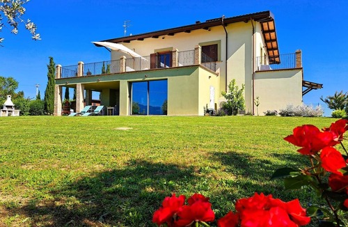 Marciano House | Characteristic restored farmhouse with 360° views