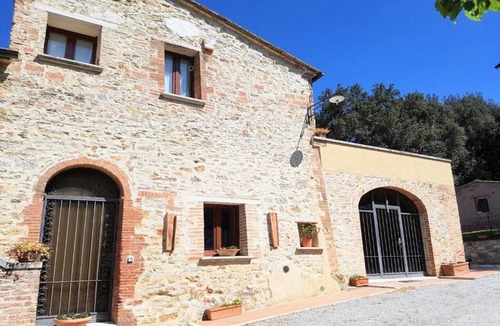 Serre di Rapolano Apartment | Charming Tuscan Stone Farmhouse Retreat for Two