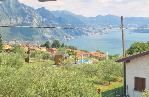 Solto Collina House | Corte Furmignano 🏡 A farmhouse surrounded by greenery with a spectacular view of the lake