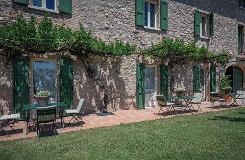 Pozzolengo Villa | Cosy apartment in villa for 2 people with WIFI, A/C, pool and pets allowed, close to Sirmione