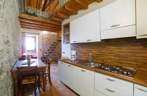 Pulciano Apartment | Cosy apartment for 4 people with pool, WIFI, A/C, TV, patio and pets allowed