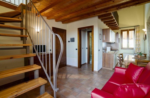 Pulciano Apartment | Cosy apartment for 4 people with pool, WIFI, A/C, TV, patio and pets allowed