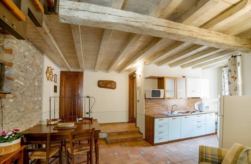 Pulciano Apartment | Cosy apartment for 4 people with pool, WIFI, A/C, TV, patio and pets allowed