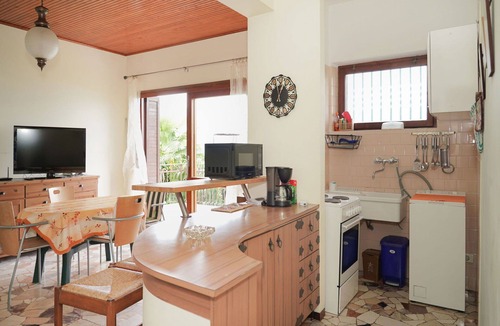Porto Valtravaglia Apartment | Cosy apartment for 4 people with WIFI, TV, terrace and pets allowed