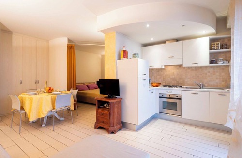 Sarnico Apartment | Cosy apartment for 4 guests with WIFI, A/C, TV and terrace