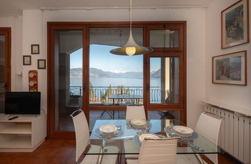 Stresa Apartment | Cosy apartment for 4 people with WIFI, pool, TV and terrace