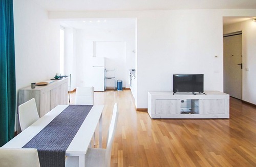 Meina Apartment | Cosy apartment for 4 people with pool and TV