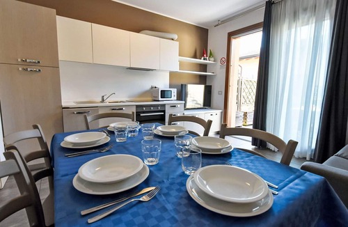 Spinone Al Lago Apartment | Cosy apartment for 6 guests with WIFI, A/C, pool, TV and terrace