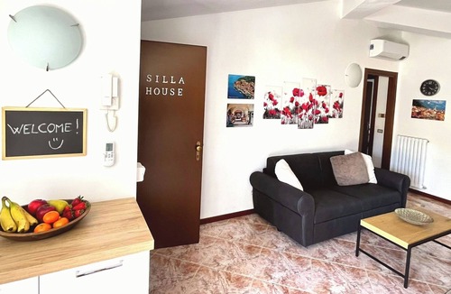 Malgrate Apartment | Cozy 2-bedroom apartment in enchanting Malgrate with AC