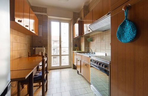 Montalbino Apartment | Cozy apartment located on the fourth floor of a typical Milanese building with lift. The accommodation is located not far from the M3 subway stop Maciachini, the new Isola Garibaldi district and the Niguarda district. The accommodation is equipped with a