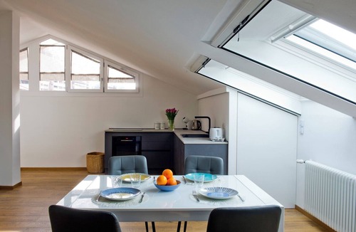 Como Apartment | Cozy open attic space, in the green, 15 minutes' walk from the lake