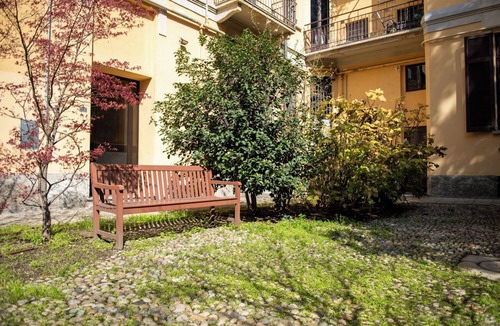 Guastalla Apartment | Design and peaceful apartment in Milan city center in an historical building