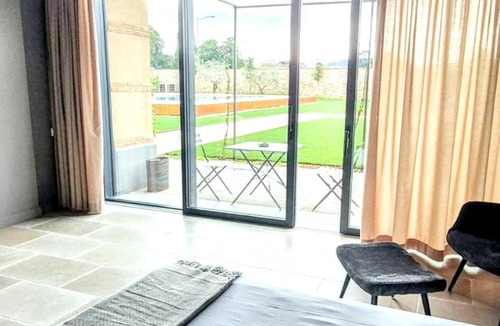 Adro Apartment | Elegant suite with shared pool