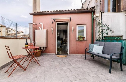 City Center Padova Apartment | enJoy Home - Attic Room in Lords' Square