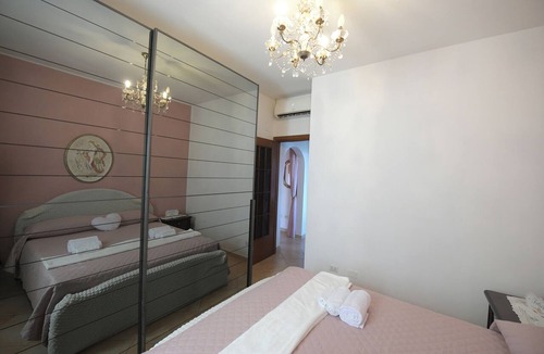 Crocetta-San Lazzaro-Modena Est Bed & Breakfast | Firefly: Villa: A cozy retreat surrounded by nature, just 10 minutes from downtown Modena.