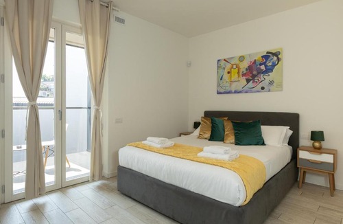Chinatown Apartment | Free Parking - Artstay Monumentale Suite with Gym