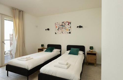 Chinatown Apartment | Free Parking - Artstay Monumentale Suite with Gym