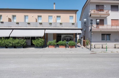Peraga House | Functional and spacious room with private bathroom is part of the San Vincenzo Rooms Guest House and is perfect for 2 guests. The accommodation is located in the renovated building in Vigonza, which is 10 minutes by car from the center of Padua and on th