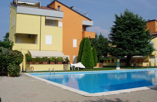 Lugana Apartment | Garden Ville A10 Apartment, a two-room apartment in a residence with a pool and garden