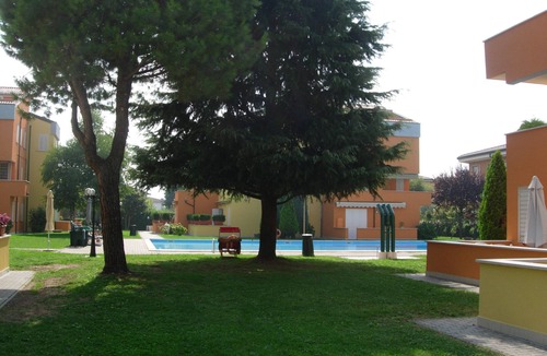 Lugana Apartment | Garden Ville A10 Apartment, a two-room apartment in a residence with a pool and garden