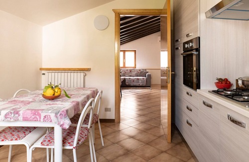Tavernola Apartment | Gioia del Verde - Raum, Terrasse und Seeblick by Interhome