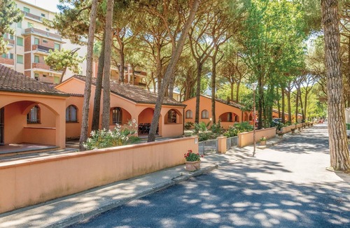 Lido di Spina House | Gorgeous home in Lido di Spina FE with swimming pool