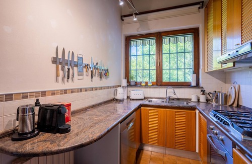 Agra House | Groovy House: Vintage Charm, Lake Views, and Nature Retreat