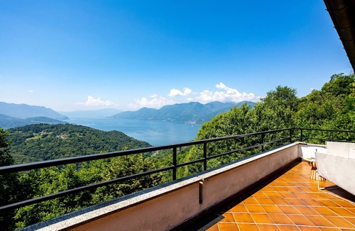 Agra House | Groovy House: Vintage Charm, Lake Views, and Nature Retreat