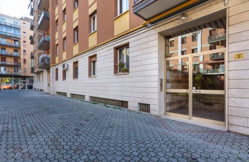 San Donato Apartment | GuestHost - Apartment located on the first floor of a building with a lift.In 75 square meters of space, it comfortably accommodates 6 people with two double bedrooms and a sofa bed in the living room.Connected with the city center and with all points of