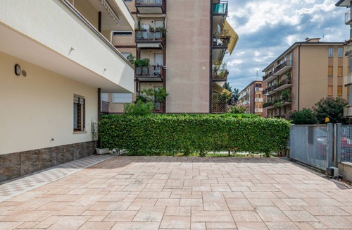 Padova Apartment | GuestHost - Apartment located on the ground floor of a building without a lift with independent entrance.In 55 sqm it accommodates 5 people, with a large paved space in front of the house, a double bedroom and a single bedroom.In 10 minutes on foot you c
