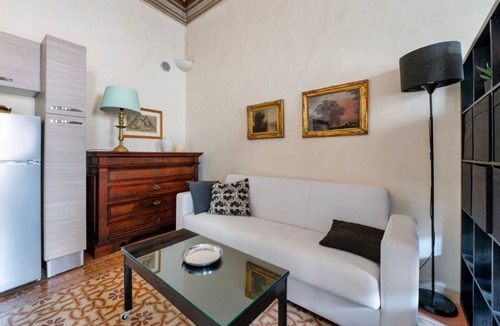 Old Town Apartment | GuestHost - Charming 60 sqm studio apartment, accommodating up to 3 guests, located on the first floor of a historic building without an elevator.The property is located in the heart of Perugia, in Piazza della Repubblica (Corso Vannucci), in an area sur