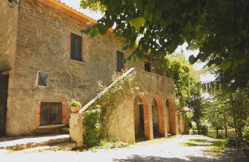 Gubbio Villa | GuestHost - Charming country house that can host up to 11 people, a 6km drive from Gubbio, with large garden, terrace and parking space.The villa (recognised by the Superintendence of Cultural Heritage and Activities) comes with large and bright rooms, f