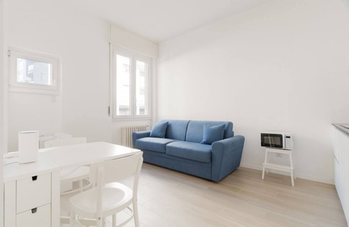 Calvairate House | GuestHost - Comfortable 30m2 studio flat, perfect for 2 people, located on the mezzanine floor of a building (steps to access).The accommodation is located in the Calvairate district, a residential area characterized by the green heart of Piazza Insubria