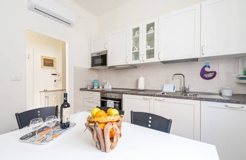 Pablo Apartment | GuestHost - Comfortable apartment located on the mezzanine floor of a building, with five floors in total, from the 70s. There are steps to access it (NO lift).In 85 m2 of space it accommodates 5 guests.We are in a very lively neighborhood, where the cit