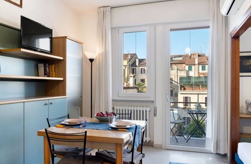 Historic Centre Apartment | GuestHost - Comfortable studio perfect for 2 people is located just a few meters from Prato Della Valle and the Basilica of Sant’Antonio. Through the pedestrian street you can reach all the wonders of the city center. The area is full of shops, bars an