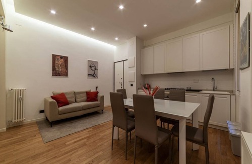 Universita Apartment | GuestHost - Cozy and comfortable 70sqm apartment, able to accommodate up to 3 people, located on the ground floor of a five-story building, less than 5 minutes' walk from the Bologna Metro station and the square of the same name.The apartment is complete