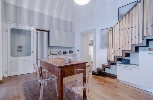 Roman Quarter Apartment | GuestHost - In the heart of Turin, in via Garibaldi, spacious apartment of 100 sqm in an elegant building from 1700. Accommodates up to 5 guests, located on the second floor with an elevator (steps to access it). In the city center, within the pedestrian
